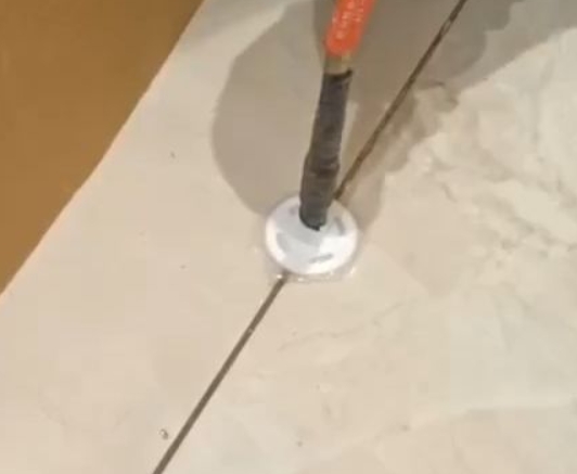 六安瓷砖空鼓维修公司专业解答瓷砖在铺贴过程中，如果没有涂抹均匀到位的粘结材料（如水泥砂浆或瓷砖胶），可能会导致以下问题